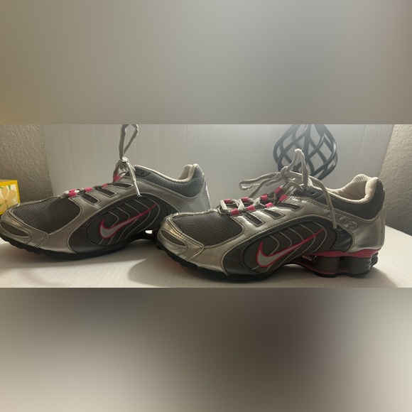 Nike| Nike Shox women size 8.5 pink and grey shoes. - Picture 3 of 16